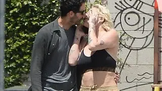 Kesha Spotted Kissing Her Boyfriend!