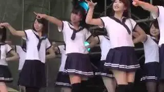 セーラー服がよく似合う。大人数で踊る、女子大生のカバーダンス。