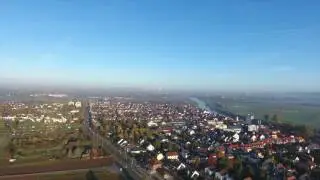 Wunderschöner Flug einer Drohne DJI Phantom 4 über Edingen-Neckarhausen, Nähe Heidelberg