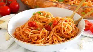 Schnelle Spaghetti mit Tomatensauce ud Käse aus dem Backofen