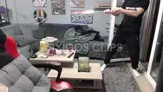 Αεράκης ανάβει βεγκαλικά μέσα στο σπίτι του