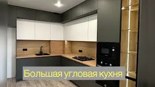 Большая многофункциональная кухня с фасадами в рамочном профиле