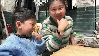 老爸第一次下厨给家兴做饭，妈妈和巍巍打下手，手擀面真是香啊