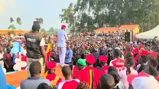 Kyagulanyi ayogedde orunyankore e bushenyi ng'akunga abantu baayo
