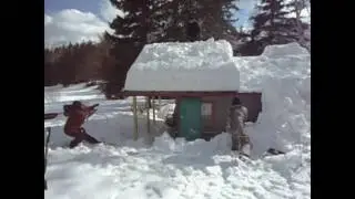 D&eacute;neigement de toiture de chalet avec corde &agrave; linge