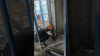 Using a simple rebar tool to remove the aluminum formwork#construction  #aluminumformwork #铝模板