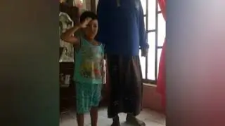 Upacara hari kemerdekaan di depan televisi