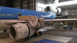 MD11 overwing emergency slide deployment