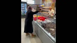 La vida recompensa: Una se&ntilde;ora mayor recibe su merecido en la tienda #shorts #short #espa&ntilde;ol