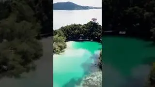 Mira esta isla en Indonesia con una laguna Interna de color turquesa