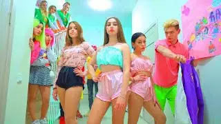 Bogaci studenci przygotowują się do wakacji i podróży. Zamieszki cheerleaderek. niezręczne sytuacje