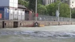 Praxisausbildung Schleusenfahrt , Befahren bei Starkwind mit der Motorbootschule Hell