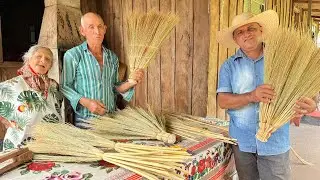 Visitamos o Bastião para ver os Pés de Café e aproveitamos para ajudar na lida e fazer Vassouras