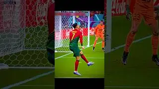 Cristiano's amazing shoulder passes 🥶 🐐#shots #ronaldo #pass #football #cr7 #edit