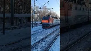 ЧС7-226 с приветливой бригадой и с поездом Москва - Ярославль следует мимо о.п. Заветы Ильича
