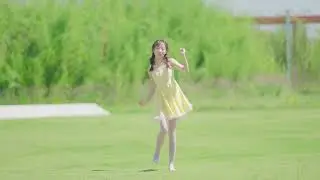 Sunshine Grass Yellow skirt girl Premonition of Love Dance