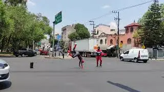 El spiderman🕷️🕸️ bailando en el sem&aacute;foro break dance