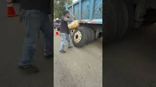 Dump truck tire almost blows up 😳 Truck tire change #flattire #dumptruck #tirechange #semi #CDL