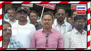 Bank employees take to the streets demanding five-day workday