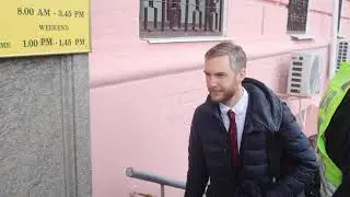 Дезинфекція Банкової. Скандальний суд Влада Сорда. Адвокат та група підтримки заходять у Суд столиці
