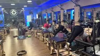 Обучение стойке на руках на тренажере Exo Chair в клубе пилатеса.