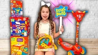 SARAH FINGE BRINCAR com brinquedos do LUCCAS NETO