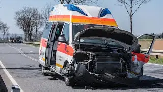 23.04.2021 - Krankentransportwagen kollidiert frontal mit Cabrio