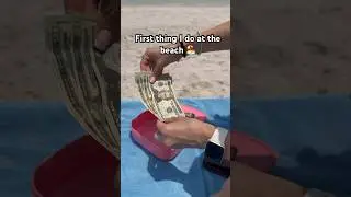 Beach hack how to change! #beach #hack #lifehack #momhacks #momlife #ideas #shortvideo