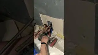 Монтаж радиатора, нижнее подключение из стены. Шумоизоляционный карман.