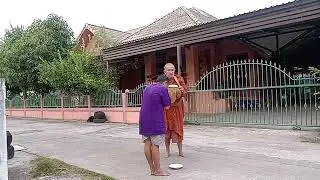 Offer food to the monk อยากทำอะไรก็ได้ทำครับทุกคน