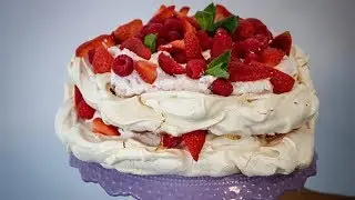 Pavlova mit Beeren