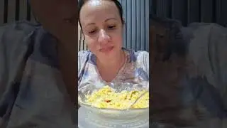 Cuscuz com ovo e uma pimentinha no café da manhã 