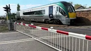 SPEEDING IRISH RAIL TRAIN at MOIRA CROSSING in NORTHERN IRELAND * 4K (60fps)