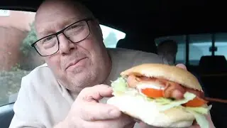 В Deli Works вас ждет потрясающий сэндвич BLT и клубничный молочный коктейль.