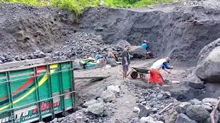 Sand Mining the Old Way &ndash; Hard Work, No Shortcuts