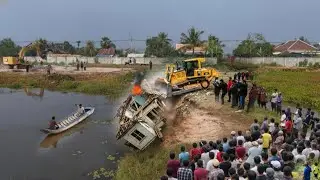 Road Construction! Mini Dozer on the Brink Clearing the road and pouring soil for the road Push Hous