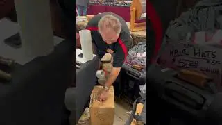Известный уличный торговец из Огайо Безумный Билл продаёт кассету