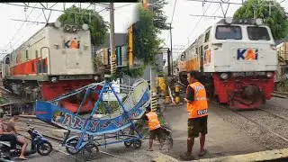 🔴Unik banget saat odong odong melintas Deket kereta api di perlintasan gang sentiong jalur sibuk