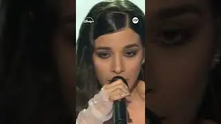 Lara Vieira canta 