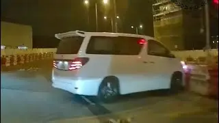 車CAM直擊 - 到底佢係醉駕定係藥駕😂先後係唔同地方做埋啲奇怪行為 
