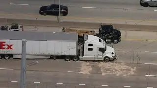 Multi-vehicle crash shuts down southbound I-35W in Fort Worth, police say