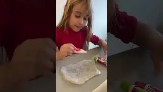Clarinha encantada fazendo slime de carmed