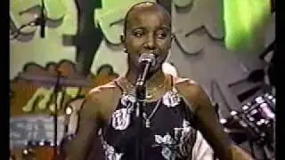 Con Un Canto en el Pecho - Bamboleo (Haila)