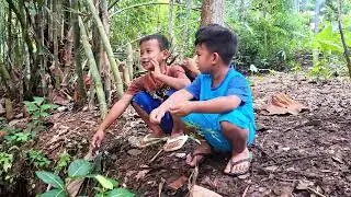 Nyobain perangkap ikan dari botol bekas air mineral di sungai.
