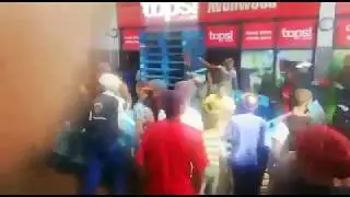 South Africans Looting Liquor Store During Corona Lockdown - Cape Town