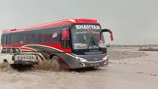Bus stuck in flood | Pakistan flood 2022 | Quetta Taftan Buses | flood in Pakistan | Coach Bus