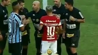 D'alessandro e Maicon se estranham na hora do 'cara ou coroa' - GRENAL 11/03/18