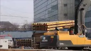 LKW gute Ladungssicherung und Volvo Bagger l&auml;dt LKW