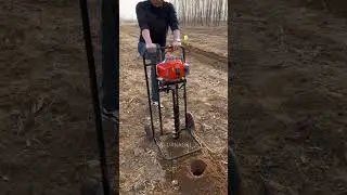 Газовый бур для рытья ям для посадки деревьев. #садоводство #фермерство #экскаватор #агробизнес #бур