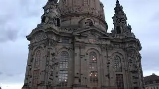 DRESDEN; tiefe und hohe Glockengeläut der Frauenkirche, Martin Luther Statue,FriedrichAu... 9.3.2o19